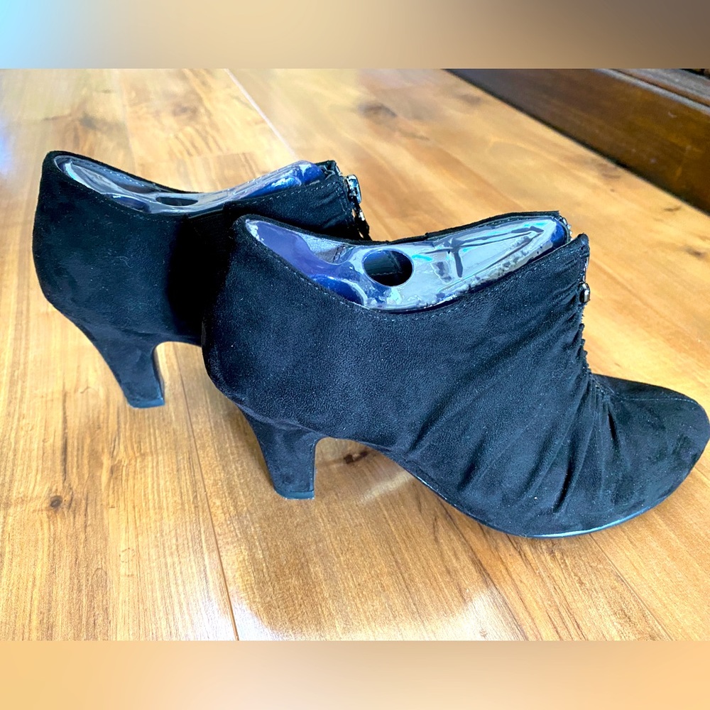 Aerosoles jalapeño black suede booties - New size 6.5 US women’s.